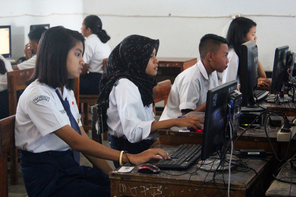 Siswa mengikuti ujian nasional berbasis komputer (UNBK) di SMP Negeri 1 Kupang, Nusa Tenggara Timur. FOTO : MI/PALCE AMALO