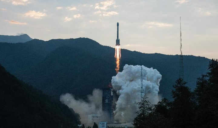 Tiongkok Luncurkan Satelit Komunikasi Bumi dan Bulan
