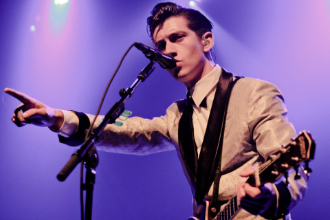 Alex Turner Ungkap Alasan Masih Bersama Arctic Monkeys dalam Album ...