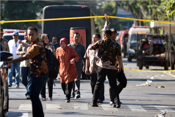 Risma Beri Penghargaaan Warga Cegah Aksi Terorisme