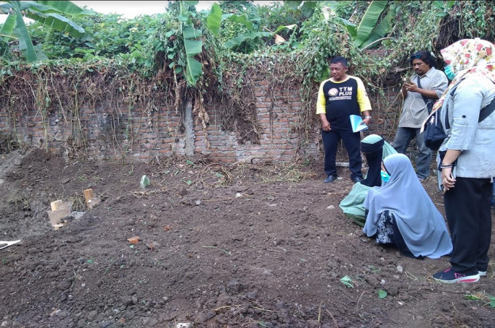 Dua Perempuan Berdoa di Makam Empat Terduga Teroris