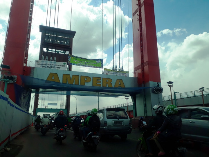 Pelat Lantai Jembatan Ampera Retak