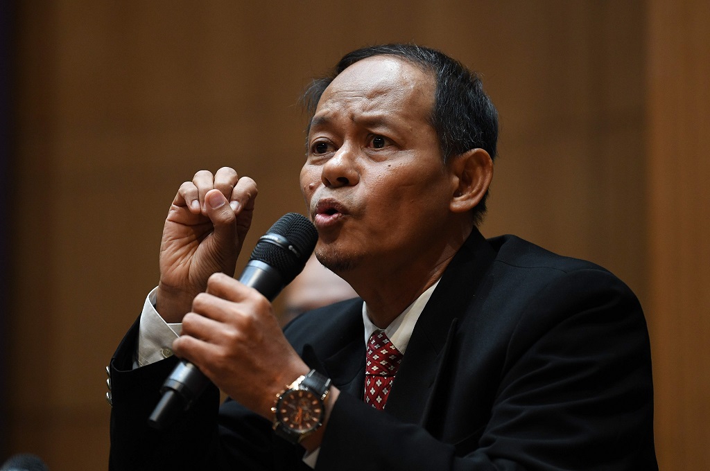 Kepala SPRM Mohd Shukri Abdull dalam konferensi pers skandal 1MDB di Putrajaya, Malaysia, 22 Mei 2018. (Foto: AFP/MOHD RASFAN)