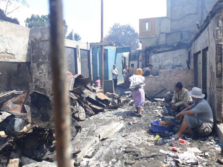 Pengepul Cari Untung dari Bekas Kebakaran Cipinang Muara