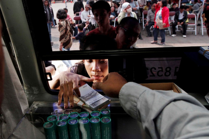 Antre Sejak Subuh Demi Menukarkan Uang Lebaran