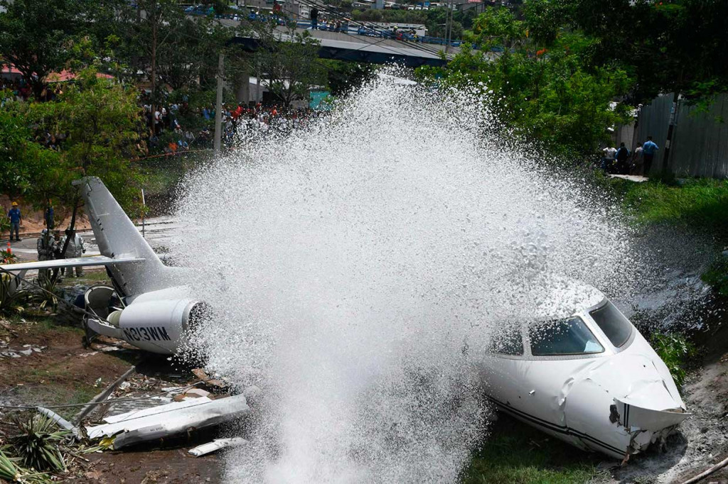 Tergelincir dari Landasan Pacu, Badan Pesawat Terbelah