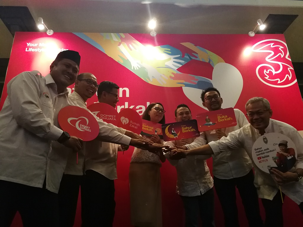 Jajaran Direksi Tri Hutchison Indonesia bersama yayasan Dompet Dhuafa, Rumah Zakat, dan Zakat Sukses.