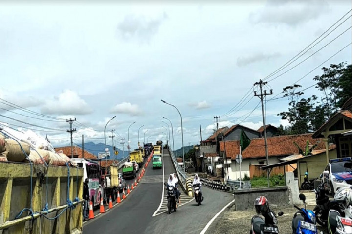 Jalan Layang Kretek Favorit Sopir Truk Lintasi Brebes