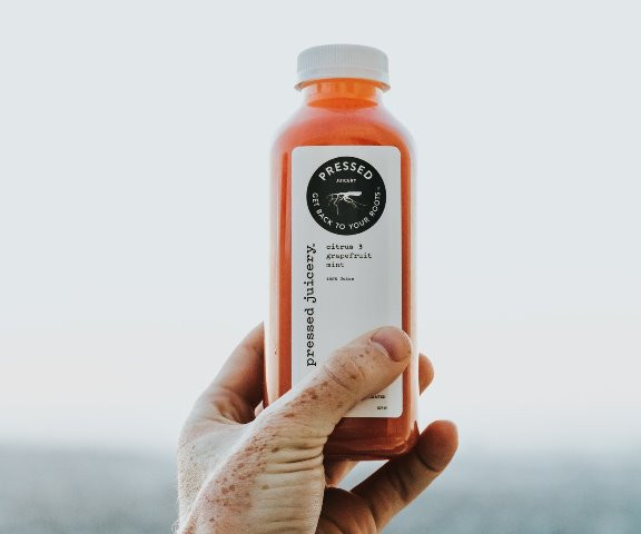 Ditulis oleh Jeffrey Traister yang lebih dari 25 tahun telah memelajari nutrisi dan pengobatan untuk kesehatan menerangkan bahwa akan baik ketika berbuka puasa dengan buah atau jus buah serta air putih. (Foto: Devin Avery/Unsplash.com)