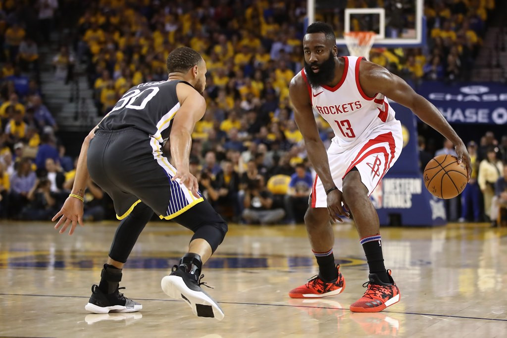 James Harden (kanan) dan Stephen Curry (Foto: AFP/ Ezra Shaw)