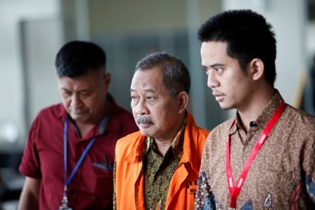 Mantan Ketua Pengadilan Tinggi Manado Sudiwardono (berompi oranye). Foto: MI/Rommy Pujianto