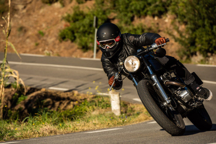 Tren Motor Kustom, Pancing Produsen Bikin Helm Klasik