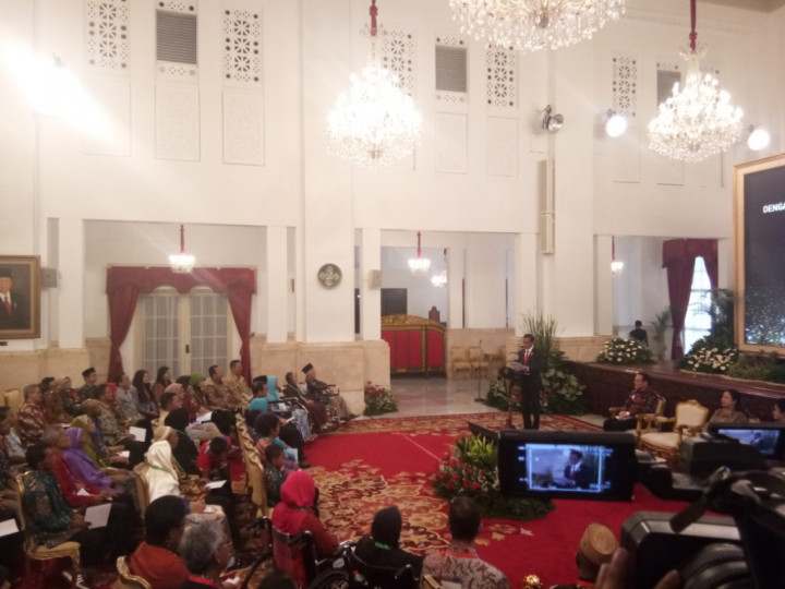 Jokowi Terima Pemegang JKN-KIS