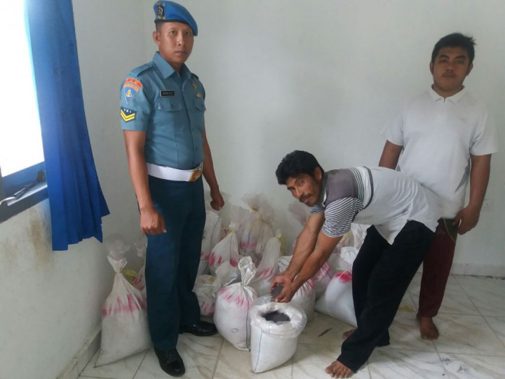 Lanal Dabo Singkep Tangkap Kapal Penyelundup 800 Kg Bijih Timah