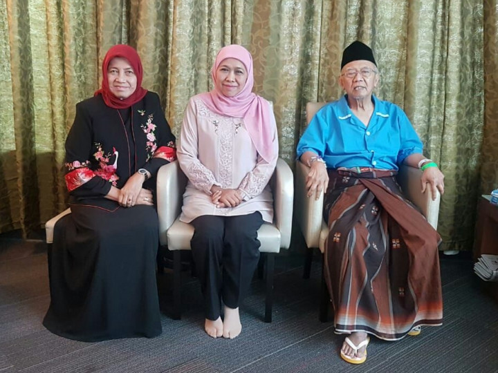 Khofifah Jenguk Gus Sholah di Singapura