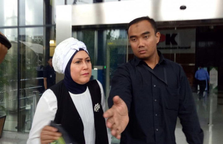 Ibu Zumi Zola Menangis Usai Diperiksa KPK