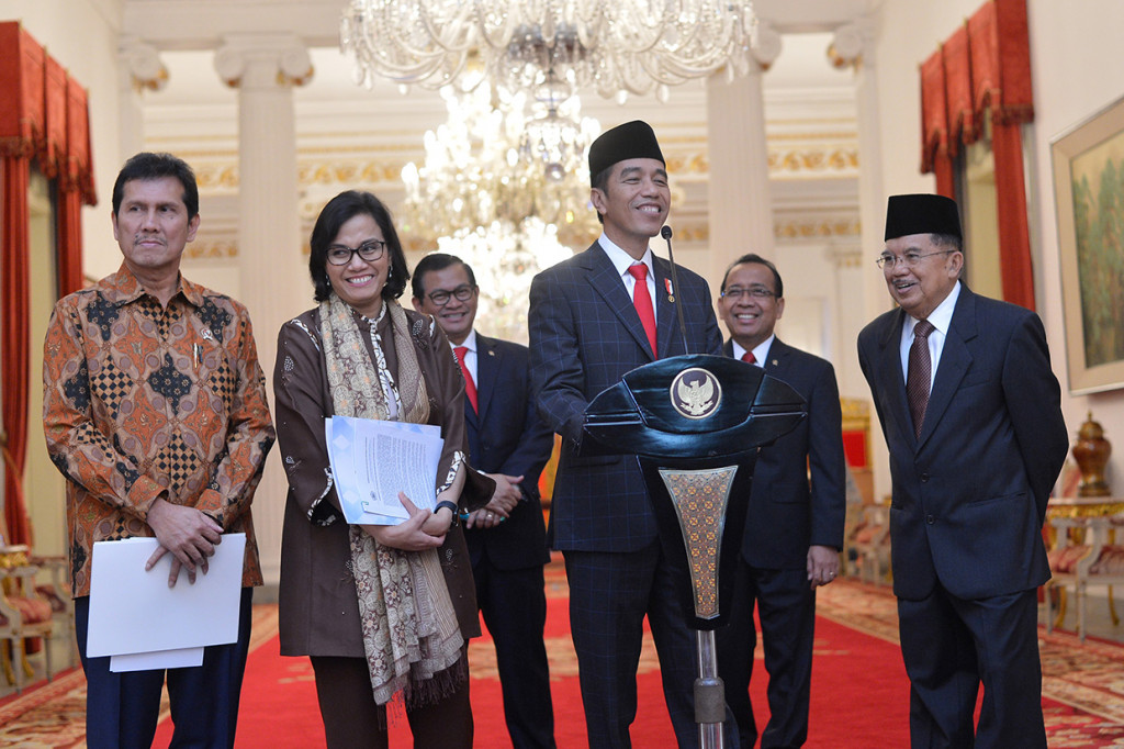 Jokowi Teken PP THR dan Gaji ke-13 PNS