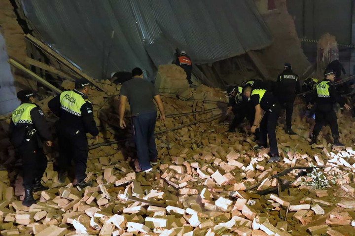 Satu Orang Tewas akibat Gedung Bioskop Tua Runtuh