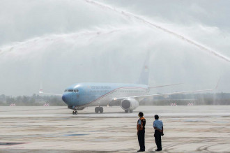 Indonesia-1, Pesawat Pertama Mendarat di BIJB