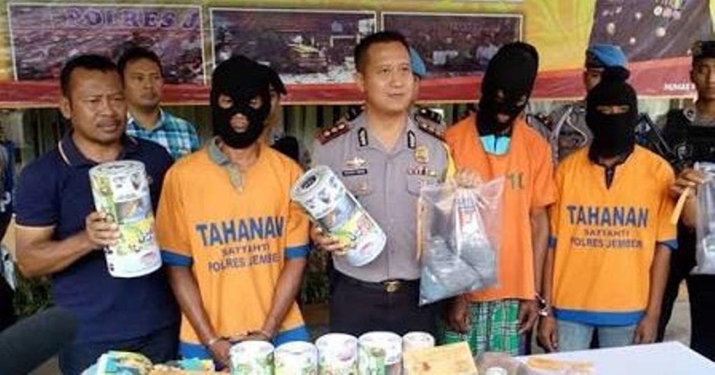 Barang bukti petasan dan 4 tersangka dalam pers release di Mapolres Jember Kamis siang 24 Mei 2018.