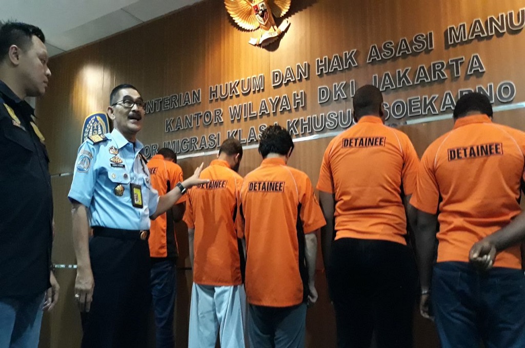 Kepala Kantor Imigrasi Kelas 1 Khusus Bandara Soekarno-Hatta, Tangerang Enang Syamsi menunjukkan beberapa WNA yang masuk ke Indonesia tanpa dokumen, Kamis 24 Mei 2018, Medcom.id - Hendrik