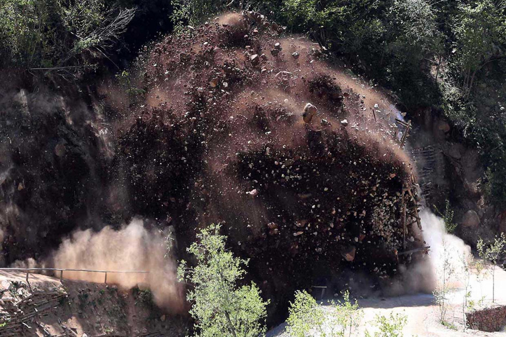 Korut Ledakkan Tempat Uji Nuklir