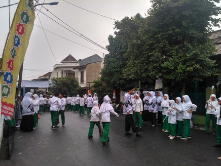 Puluhan Siswa SD Hujan-hujanan Menunggu Anies