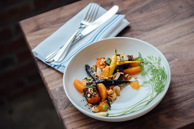 Tiga makronutisi yang terdiri dari karbohidrat, protein, dan lemak tentunya harus ada saat sahur dan buka puasa agar tubuh bisa tetap berfungsi dengan baik. (Foto: Adam Jaime/Unsplash.com)