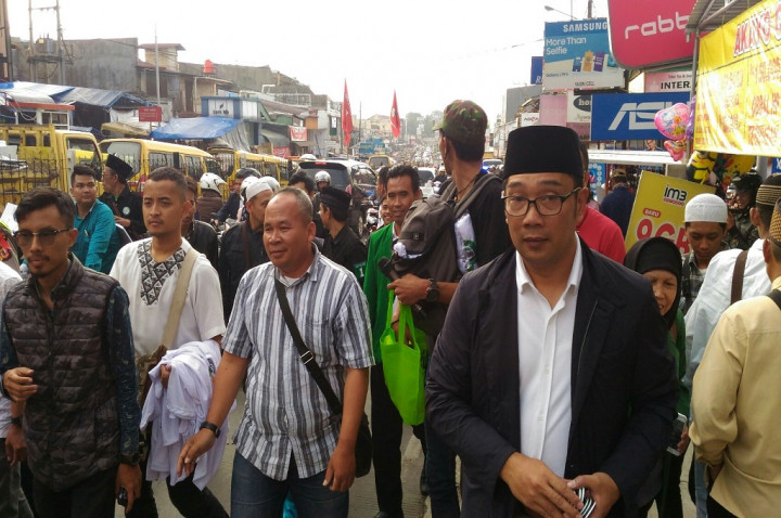 Sambil Kampanye, Ridwan Kamil <i>Ngabuburit</i> di Pasar Cipanas