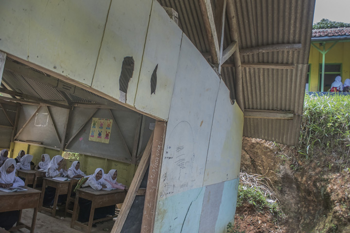 Ratusan Ribu Ruang Kelas Rusak Berat