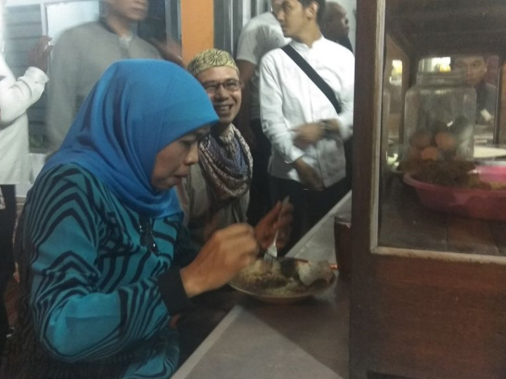 Khofifah Santap Rawon saat Sahur di Malang