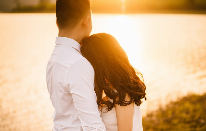 Membaca Bahasa Tubuh saat Bersama Pasangan