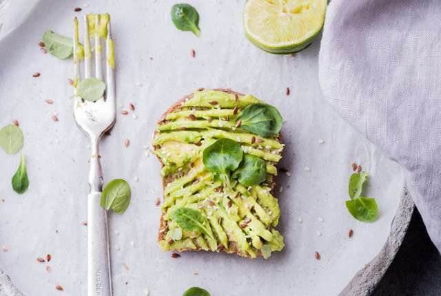 Pada diet keto, Anda makan lebih banyak lemak dan lebih sedikit karbohidrat. (Foto: Mariana Medvedeva/Unsplash.com)