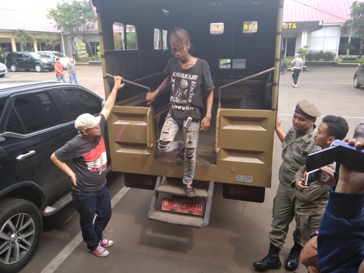 Resahakan Warga Bekasi, Preman dan Pengamen Dirazia