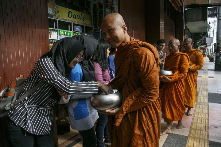 Jelang Waisak, Ratusan Biksu di Magelang Gelar Prosesi Pindapata