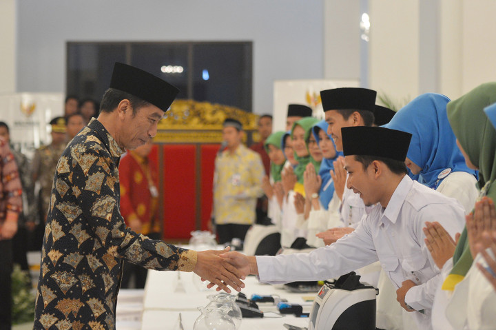Jokowi Bayar Zakat Lewat Baznas di Istana
