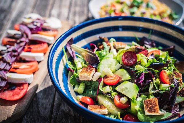 Jika Anda selalu menyukai sayuran dalam menu Anda, ada baiknya Anda memotong sayuran terlebih dahulu agar ketika memasak bisa lebih mudah dan cepat. (Foto: Jez Timms/Unsplash.com)