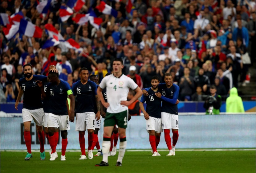 Para pemain Prancis merayakan kemenangan atas Republik Irlandia (Foto: FIFA)
