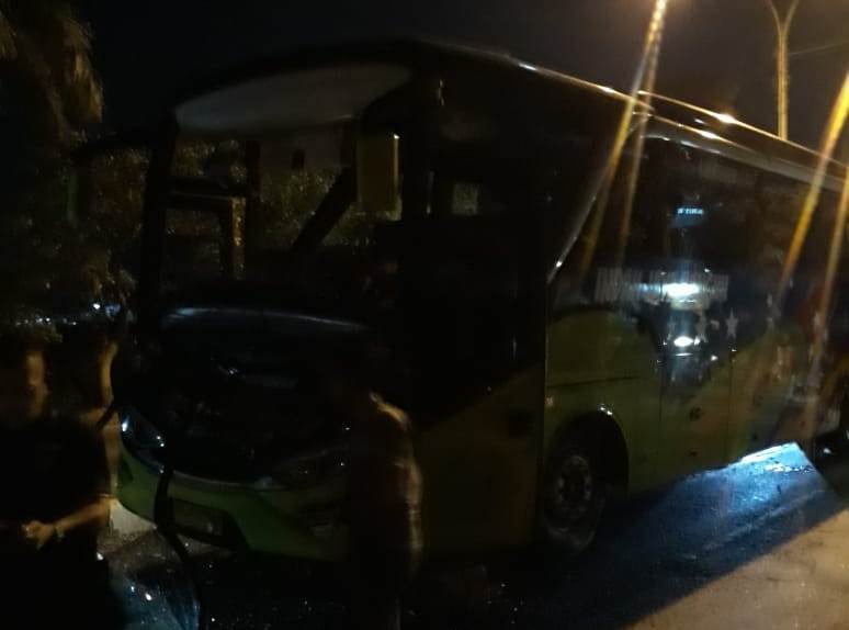 Kondisi bus yang dinaiki pemain PS Tira yang mengalami kecelakaan di Lamongan, Jawa Timur. (Foto: Media Officer PS Tira)