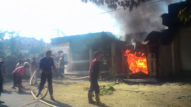Api di Pom Mini Hanguskan Rumah dan Toko
