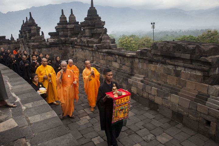 Melihat Ritual Doa Pagi Waisak di Candi Borobudur