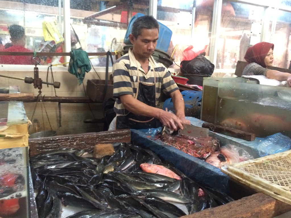 Adung, penjual daging sapi di Pasar Patra. (Foto: Mercy Widjaja).