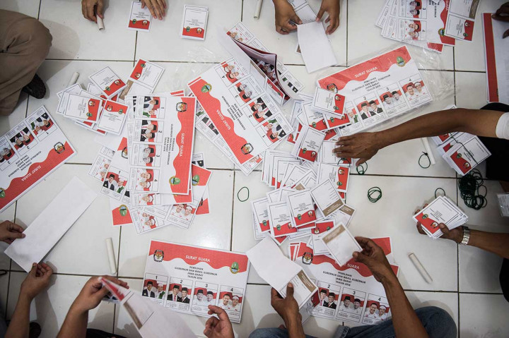 KPU Kota Bandung Lipat Surat Suara Pilgub Jabar