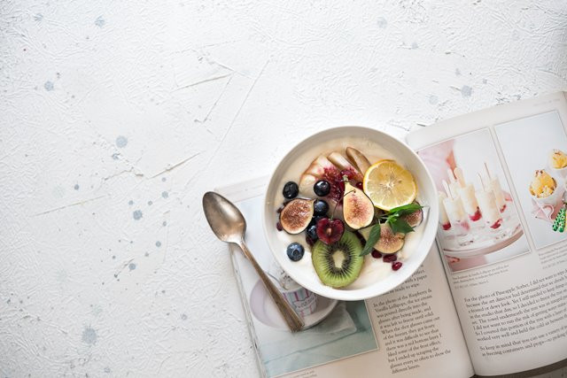 Buah dan sayur juga tak boleh ketinggalan saat sahur. Selain tinggi serat, kedua makanan ini juga mengandung banyak mikronutrien. (Foto: Elli O/Unsplash.com)