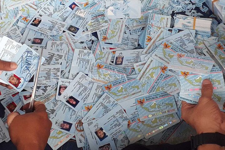 Ratusan Ribu KTP Elektronik yang Rusak Dimusnahkan