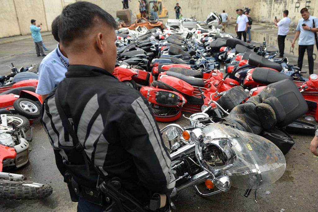 Filipina Hancurkan Ratusan Motor Selundupan