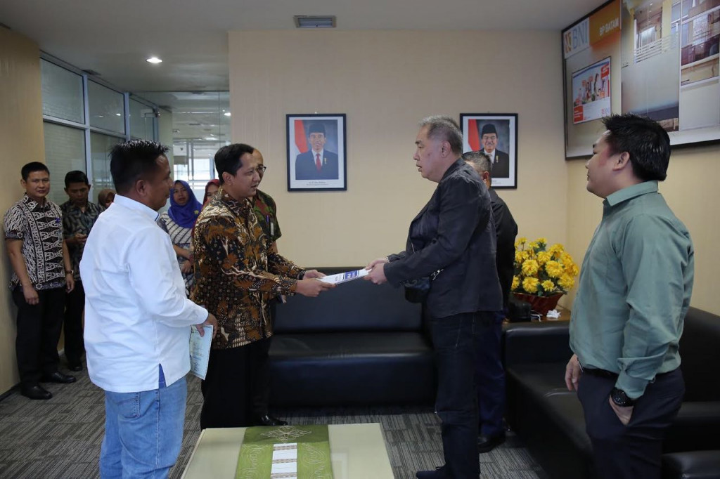 investor PT Cipta Adil Industri menerima dokumen perizinan dari BP Batam. Medcom/Anwar.
