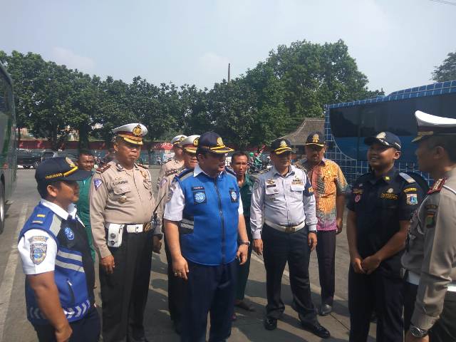 Petugas Dishub DKI dan kepolisian mengecek kesiapan Terminal Kampung Rambutan jelang mudik lebaran 2018. Foto: Medcom.id/Abdy Azwar Sahi 