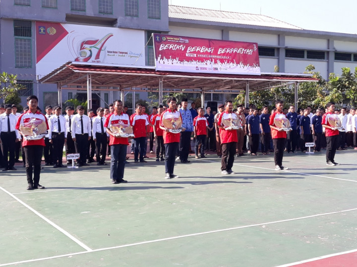 Narapidana Rutan Jambe Bagikan Patung Garuda ke Sekolah