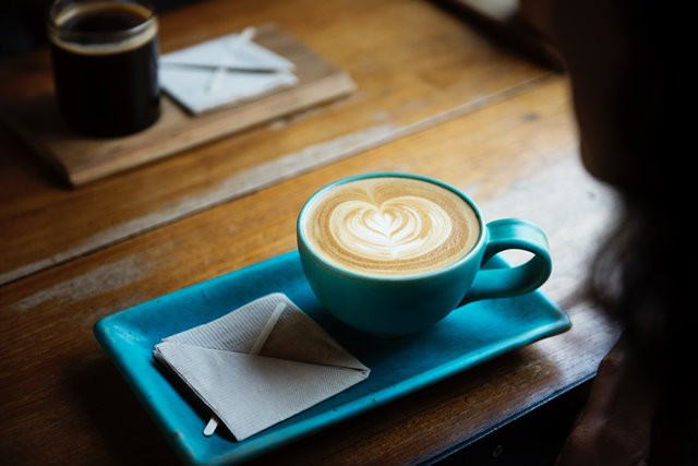 Fisioterapis Yasmin Badiani tidak menyarankan konsumsi kafein karena minuman tersebut bersifat diuretik dan meningkatkan pengeluaran air melalui urin. (Foto: Rawpixel/Unsplash.com)